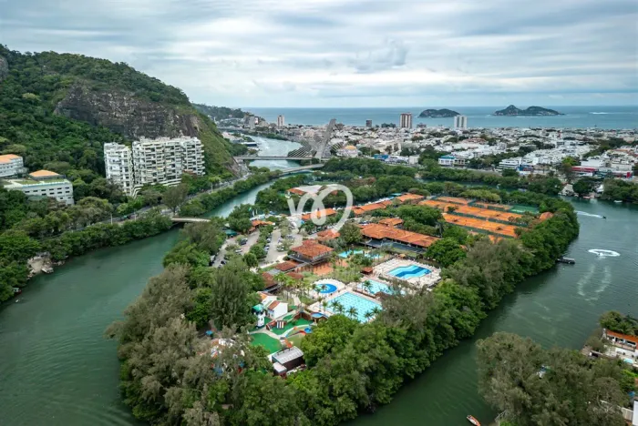 CASA TRIPLEX, 4 SUITES, PORTEIRA FECHADA, A VENDA OU LOCAÇÃONO PORTINHO DO MASSARU - ITANH