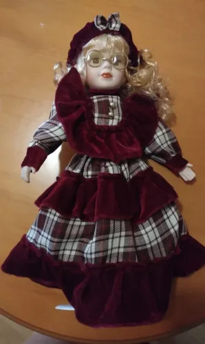 Boneca de porcelana antiga