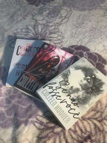 Vendo livros colleen Hoover e ana huang