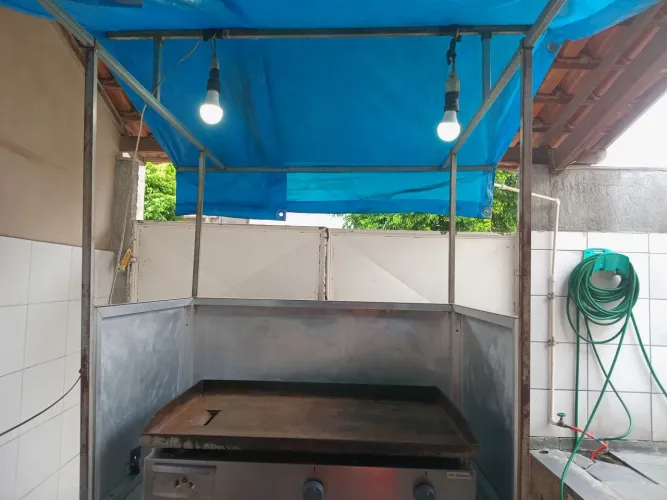 Barraca de hambúrguer mais dois jogos de mesa mais uma chapa croydon 80x50 