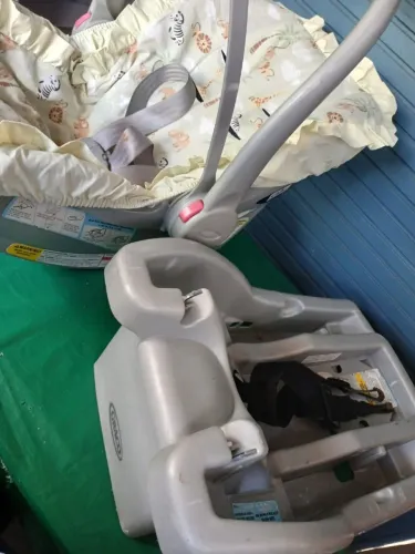 Bebê conforto com base para carro