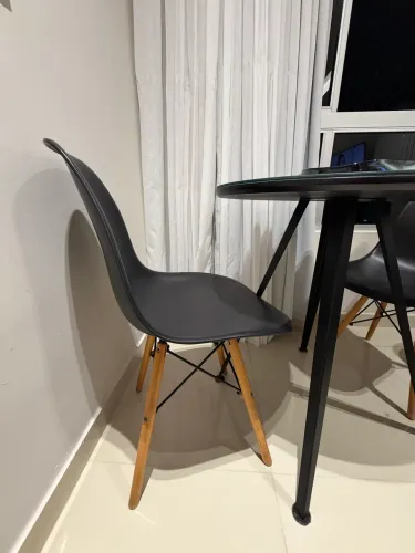 Mesa Redonda + 2 Cadeiras Eames