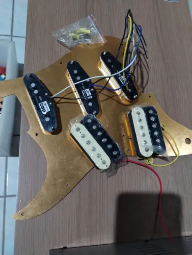Escudo Em alumínio Dourado stratocaster