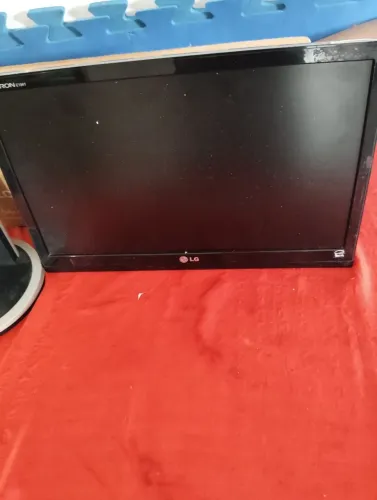 Vendo monitor LG 23 polegadas 100.00 ,incluindo teclado e mouse