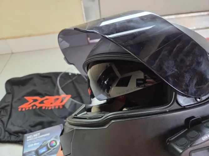 Capacete X11 com intercomunicador, viseira escura e transparente