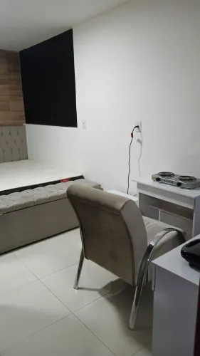Quarto mobiliado, no quarto andar.