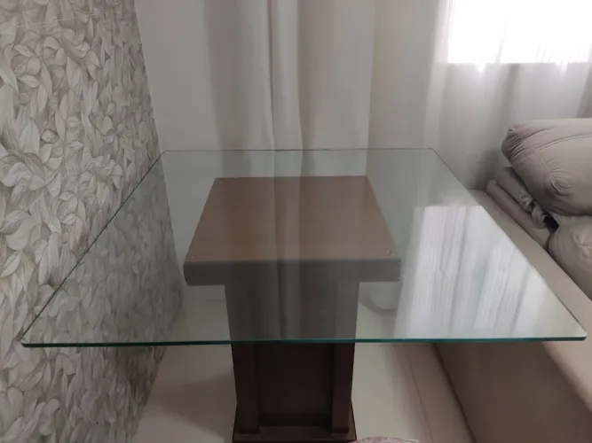 Mesa com base MDF e tampo de vidro temperado 100 X 100 cm