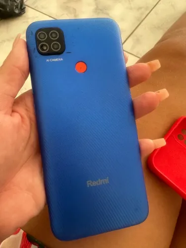 Este smartphone é um Xiaomi Redmi 9C na cor azul.Possui um sistema de câmera tripla