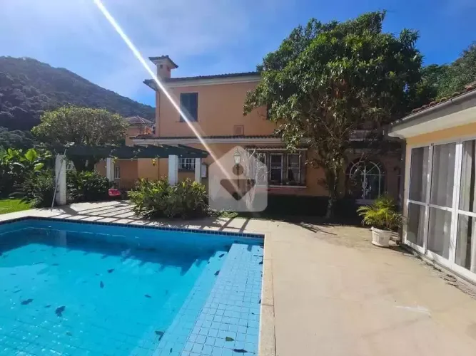 No coração de Petrópolis, uma oportunidade rara com espaço, charme e infinitas possibilida