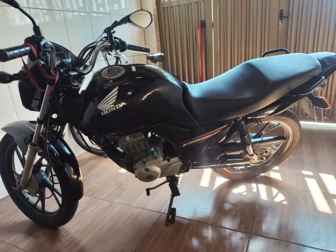 Vendo essa linda moto toda revisada documento tudo pago watts *