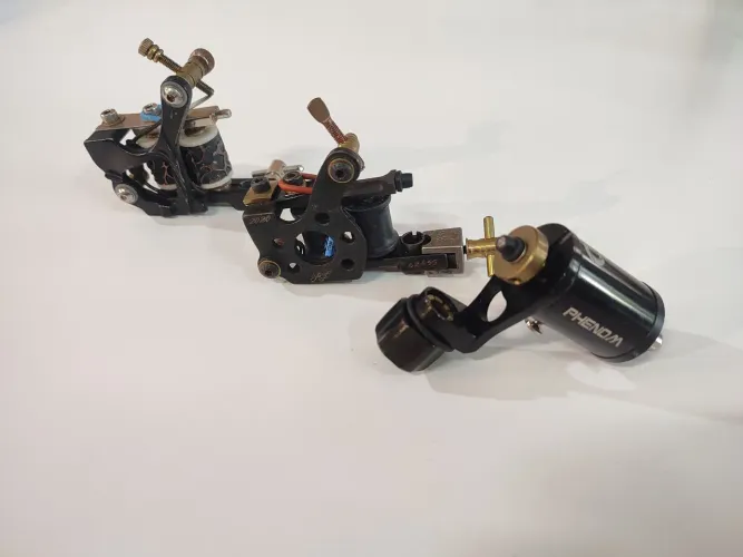 3 máquinas de tattoo (2 bobina e 1 rotativa) + 5 cabos (3 clip cord e 2 RCA)