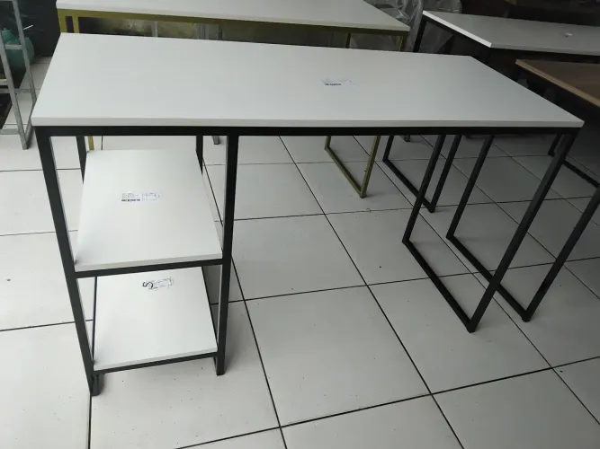 Mesa com prateleiras 