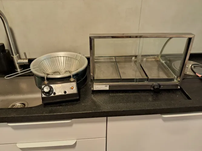 Vende-se fritadeira eletrica e estufa eletrica com três  bandejas. 