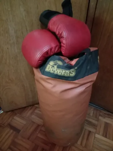 Saco de boxe + par de luvas