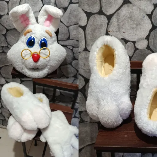Mascote cabeção e coelho pelúcia em