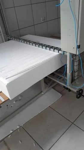 Máquina de cortar e chanfrar ISOPOR