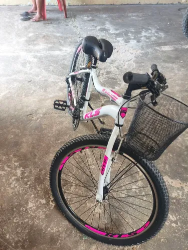 Bicicleta feminina com cestinha
