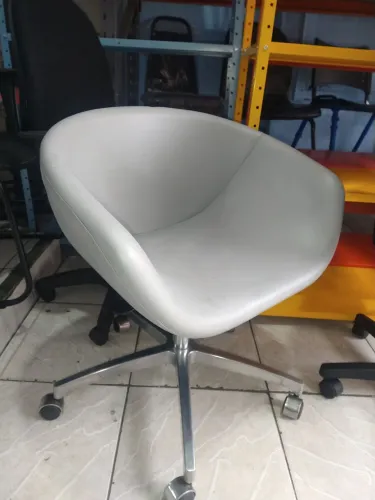 Cadeira giratória Mel Usada