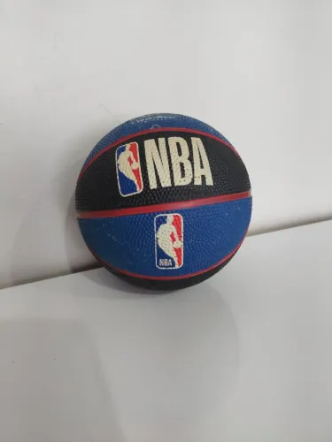 Mini bola de basquete temática da N. B. A usada 