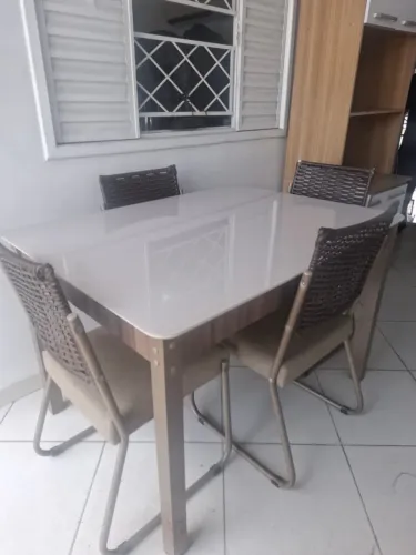 jogo de mesa com cadeiras