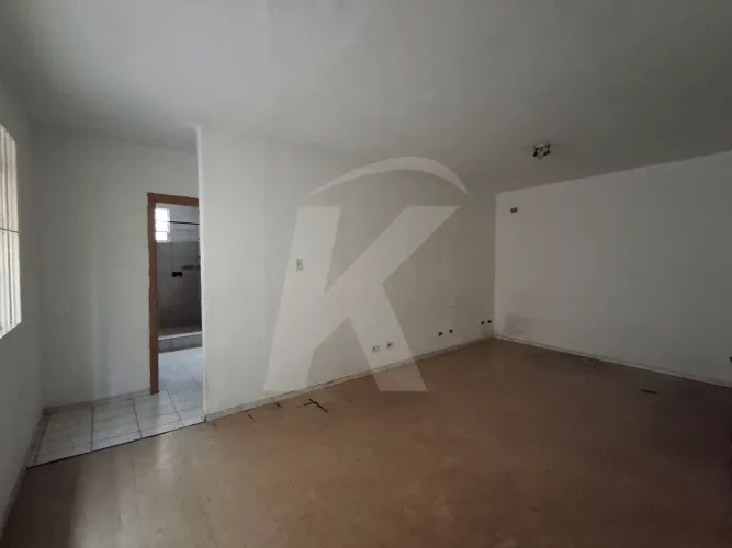 Casa com 2 quartos, sala, cozinha, banheiro e área de serviço.