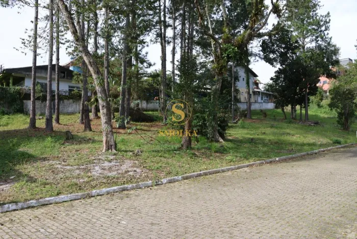 Terreno à venda em condomínio fechado no Ratones