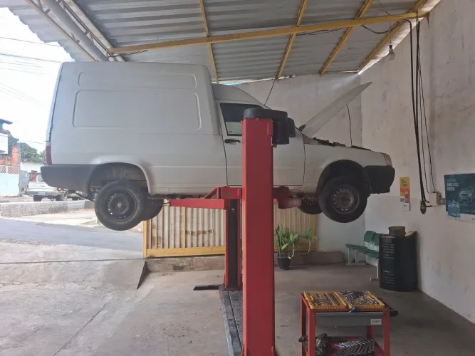 Vaga para mecânico de serviços rápidos.