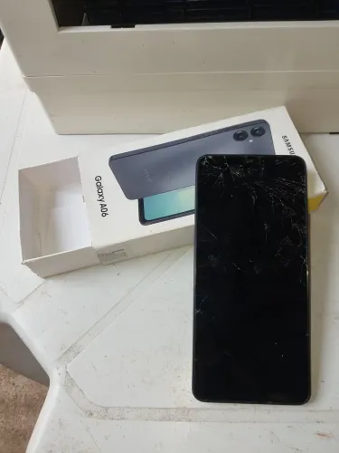 Galaxy a06 com tela quebrada