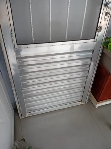 Porta de alumínio usada