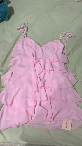 Vestido shein rosa com babados
