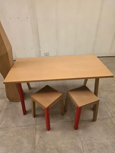 Mesa com 2 bancos