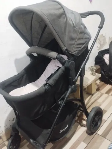 Carrinho Moisés com bebê conforto
