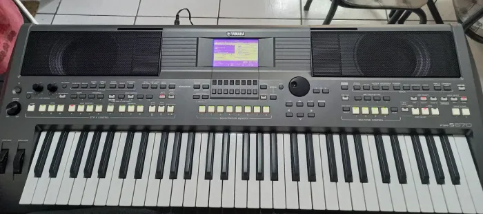 Teclado Yamaha PSR S670 