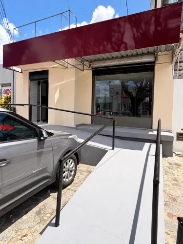 Loja comercial na Av. Camilo de Holanda, esquina com a Princesa Isabel e perto da Lagoa.