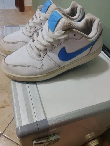 Tênis Nike original branco e azul tem só um defeitinho que aparece ali na foto
