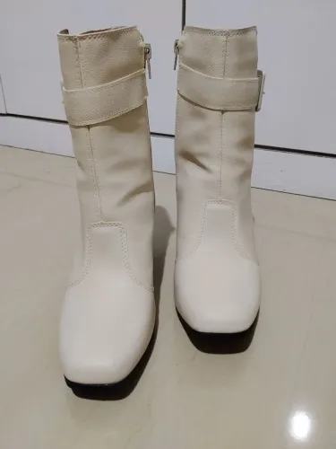 Bota Off white Tam 36/37 usada apenas uma vez , excelente estado 