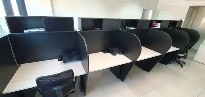 5 PLATAFORMAS DE TRABALHO DUPLA AVANTTI COM ARMARIOS SUSPENSOS