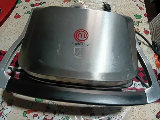 Grill Elétrico MasterChef Premium em aço inox, modelo GR1001I.