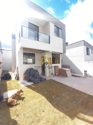 Maravilhosa casa duplex no bairro Letícia.