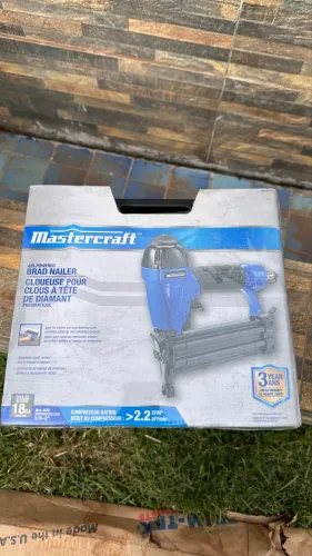 pistola pneumática de pinos (Brad Nailer) 18 GA da marca Mastercraft,