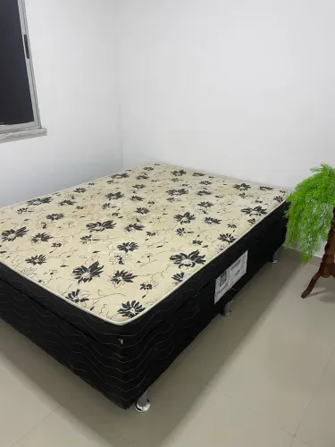 Vendo cama de casal c colchão acoplado chamar no R$ 405,00 