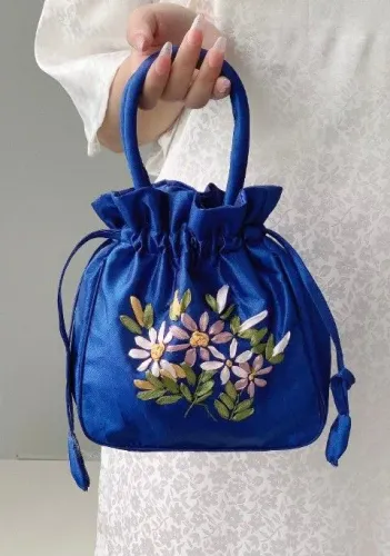 Bolsa de cetim azul Royal com bordados de flores alça curta e fecho de cordas tecido