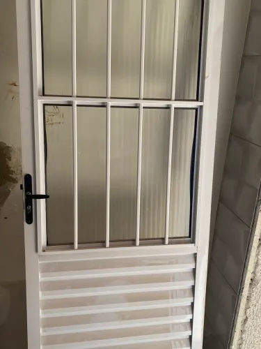 Vendo porta de alumínio para cozinha ou lavanderia.