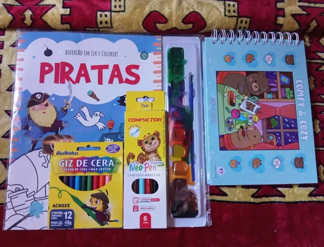 Dois livros para colorir, Giz de cera e canetinha hidrocor.