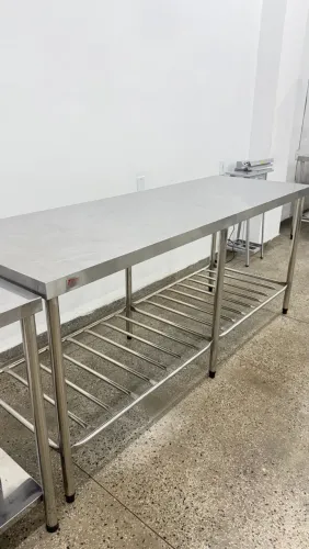 MESA DE AÇO INOX 430 COM PRATELEIRA
