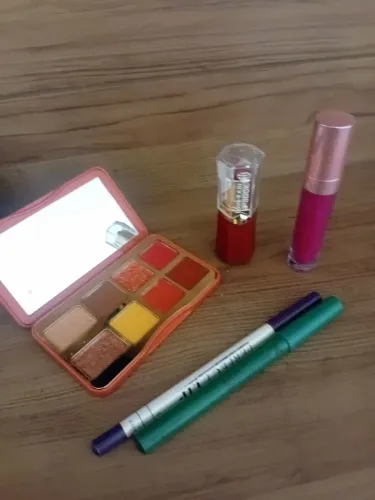 Cosméticos nunca usados