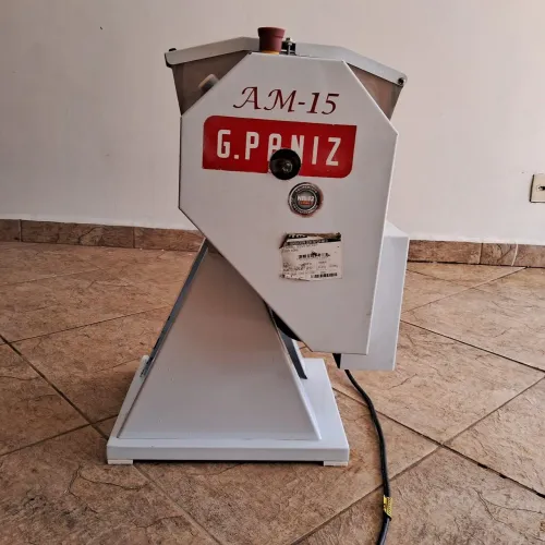 Masseira G.PANIZ AM-15 ? 15kg 220v <br>Preço novo R$4.400,00 a R$4.500,00.