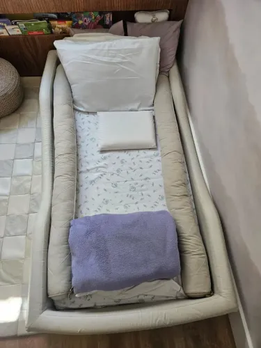 Cama montessoriana da marca Inphantil + colchão tamanho Júnior 