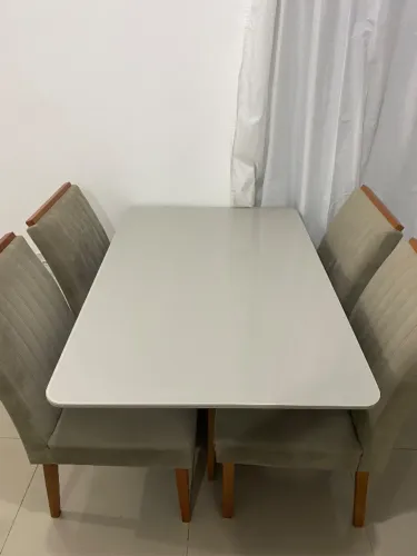 Mesa de jantar com 4 cadeiras 