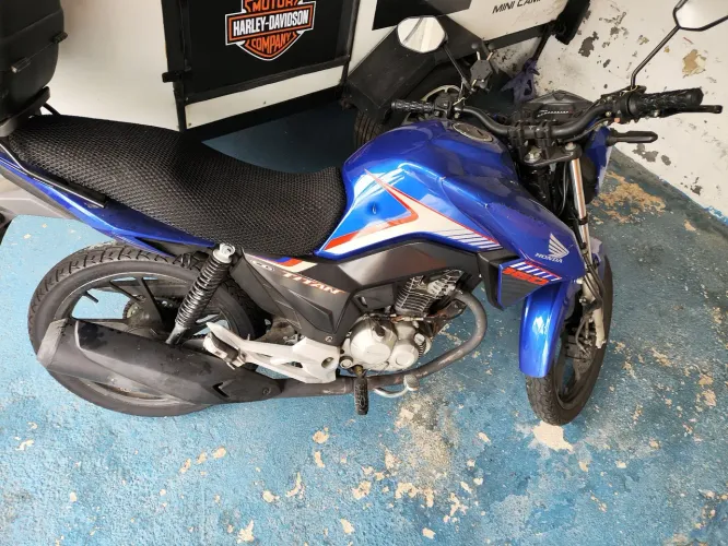 Vendo ou troco Titan 2018